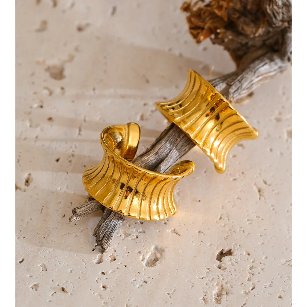 Striped C-Shape Huggie Earrings in 18K Gold EMVE Jewels