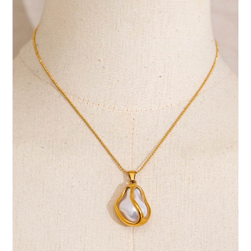 Baroque Simulated Pearls Pendant Necklace EMVE Jewels