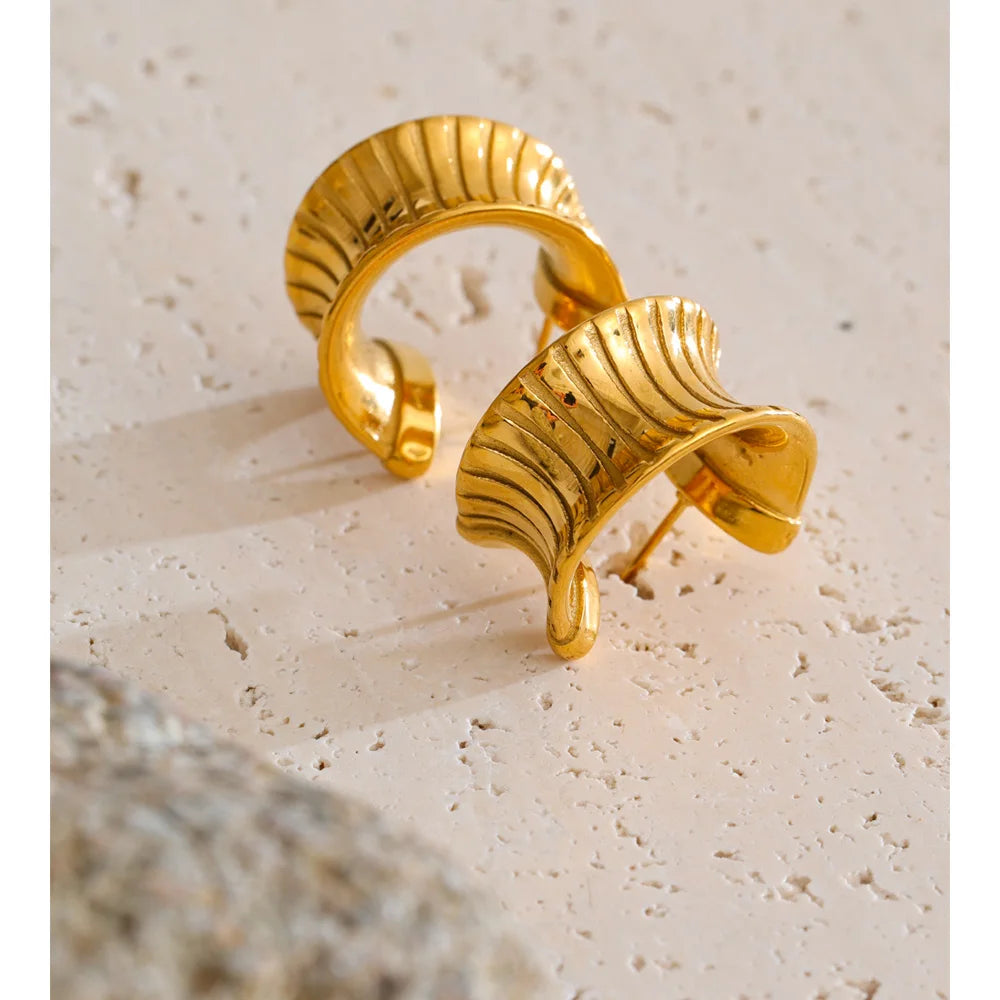 Striped C-Shape Huggie Earrings in 18K Gold EMVE Jewels